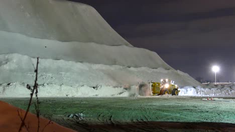 Tractor-Quitanieves-Quitando-Nieve-De-La-Tierra-Por-La-Noche-En-Toronto,-Canadá