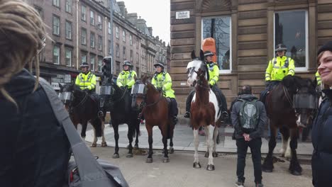 Un-Hombre-Habla-Con-Un-Oficial-De-Policía-En-Un-Caballo-De-Policía