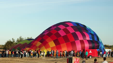 Timelapse-De-Personas-Caminando-Alrededor-De-Un-Globo-Aerostático-Inflado---Festival-Internacional-De-Globos-Aerostáticos-En-Coruche,-Portugal