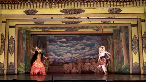 Geschichte-Des-Hanoman--Und-Riesen-Ravana-Kampfes-Im-Sriwedari-Theater,-Handheld-Ansicht