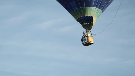 Canasta-De-Globos-Aerostáticos-En-Vuelo-Durante-El-Día-En-Coruche,-Portugal