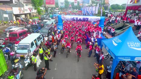 Bunter-Startort-Des-Radmarathons-In-Indonesien,-Stadt-Magelang,-Luftaufnahme