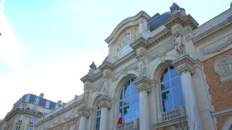 Entrada-Principal---El-Hito-Histórico-Francés-De-La-Fábrica-De-Gobelinos-En-París-Francia---Tiro-Inclinado-Hacia-Arriba