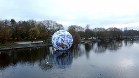 Luke-Jarram-Floating-Earth-Kunstausstellung-Luftaufnahme-Pennington-Flash-Lake-Naturpark-Niedrige-Umlaufbahn-Rechts