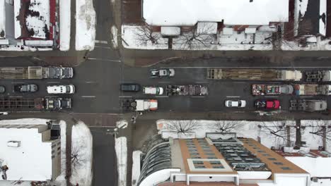 Vista-Aérea-De-Arriba-Hacia-Abajo-De-La-Famosa-Marcha-De-Camiones-Del-Convoy-De-La-Libertad-Protesta-Contra-La-Vacunación-Por-Mandato-De-Covid