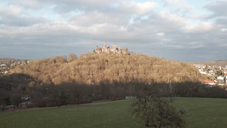 Eine-Majestätische-Deutsche-Burg-Aus-Dem-Mittelalter,-Die-über-Der-Stadt-Braunfels-Thront