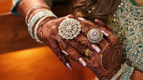 Nahaufnahme-Von-Fingern-Asiatischer-Bräute,-Die-Umklammert-Und-Mit-Wunderschönem-Mehndi-Design-Bedeckt-Sind