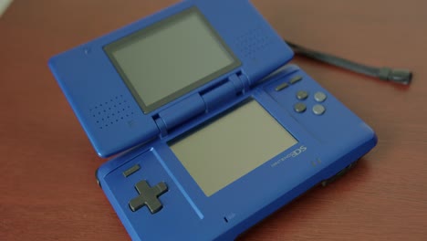 Große-Neigung-Nach-Unten-Eines-Nintendo-DS