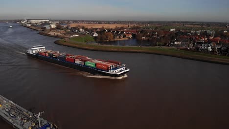 Luftaufnahme-Von-Missouri,-Das-Schiffscontainer-Entlang-Des-Flusses-Noord-Transportiert