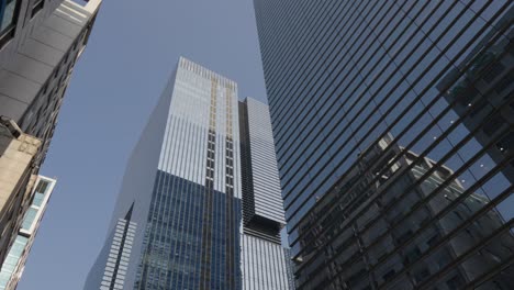 Reflektierende-Gebäude-Des-Samsung-Hauptquartiers-Im-Bezirk-Gangnam-In-Seoul-–-Nach-Oben-Geneigt