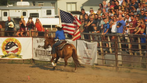 Vaquero-Patriota-Americano-Ondeando-La-Bandera-Nacional-En-El-Ring-Montana