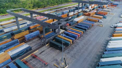 4K-Drohnenvideo-Von-Zügen-Und-Lastwagen-Auf-Dem-Intermodalen-CSX-Zugbahnhof-In-Winter-Haven,-Florida