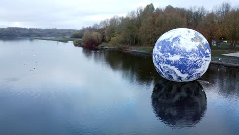 Luke-Jarram-Floating-Earth-Kunstausstellung-Luftaufnahme-Pennington-Flash-Lake-Naturpark-Dolly-Rechts