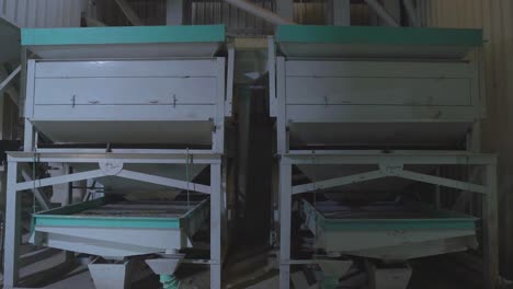 Blick-Auf-Zwei-Große-Mühlenmaschinen,-Die-Reis-Auf-Vibrationsschalen-Trennen