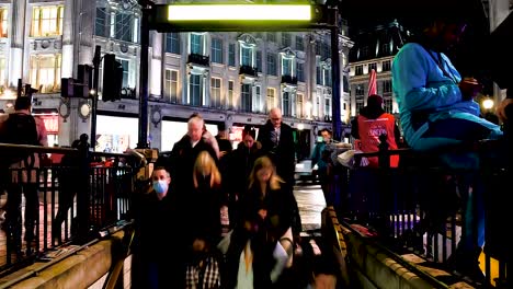 Corriendo-De-Vuelta-A-Casa-Del-Trabajo-Un-Viernes-Por-La-Noche,-Oxford-Street,-Londres,-Reino-Unido