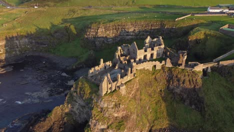 Luftbild-Von-Dunluce-Castle-An-Einem-Sonnigen-Abend,-County-Antrim,-Nordirland