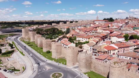 Avila,-Castilië-León,-España---Vista-Aérea-De-Las-Murallas-De-La-Ciudad,-El-Paisaje-Urbano-Y-La-Conducción-De-Automóviles