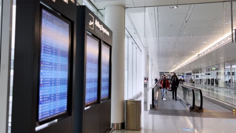 Fluginformationsanzeigesystem-Und-Passagiere-Am-Flughafen-München