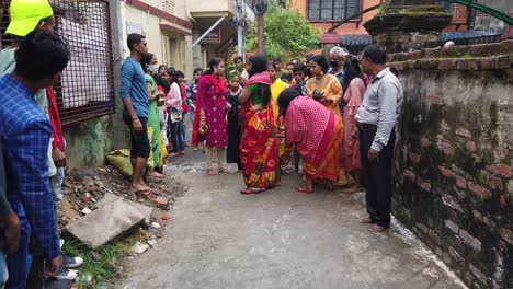 Shot-of-a-women-performing-ritual-of-chatt-puja-in-the-street-road-in-front-of-the-people-in-Kolkata