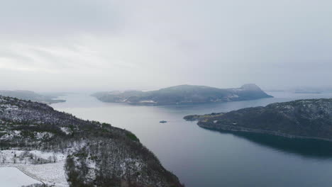 Fähre-überquert-Malerische-Fjordlandschaft-In-Norwegen,-Luftaufnahme