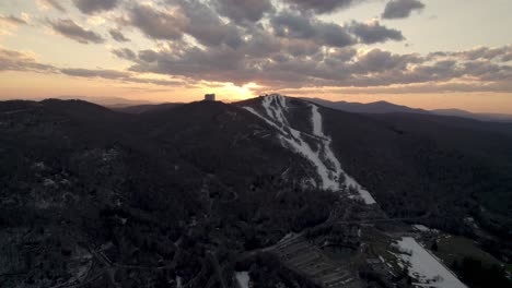 Inclinación-Aérea-Hacia-La-Estación-De-Esquí-Sugar-Mountain-Al-Atardecer