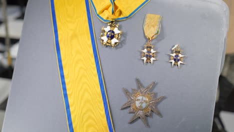 Colección-De-Medallas-De-Honor-En-Exhibición-En-El-Palacio-Real-De-Estocolmo,-Suecia