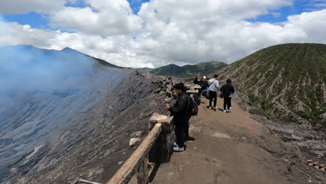 Der-Blick-Von-Der-Spitze-Des-Mount-Bromo-Zeigt-Die-Weite-Der-Schönheit-Des-Mount-Bromo-Gebiets