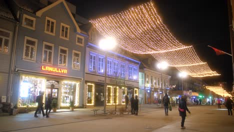 Luces-Navideñas-Decoradas-En-La-Calle-Del-Centro-De-La-Ciudad-De-Tromso-En-El-Norte-De-Noruega
