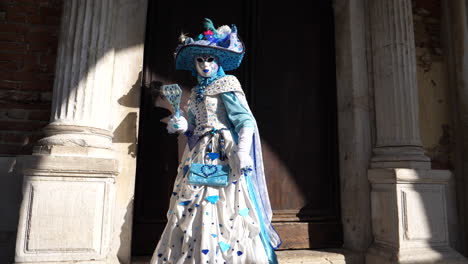 Características-Sorprendentes-Máscara-De-Traje-Tradicional-De-La-Famosa-Fiesta-De-Carnaval-En-Venecia-Italia