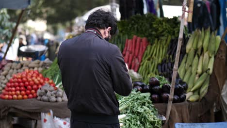 Rückansicht-Eines-Fotografen,-Der-Fotos-Auf-Dem-Saddar-Basar-In-Karatschi-Macht