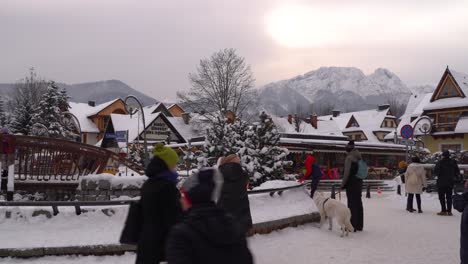 People-gathered-at-a-square-in-famous-winter-ski-resort-town-of-Zakopane,-Poland