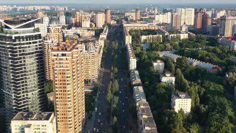 Luftdrohnenvideo-Von-Skyline-Gebäuden-Und-Autos-In-Der-Innenstadt-Auf-Der-Autobahn-Im-Pecherskyi-Bezirk-Der-Oblast-Kiew,-Ukraine,-Während-Des-Sonnenuntergangs