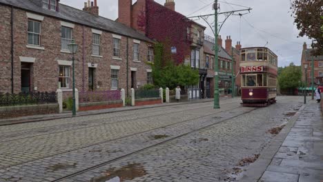 Enfoques-De-Tranvía-Electrificado-En-La-Calle-Adoquinada-De-La-Ciudad-Victoriana,-Beamish