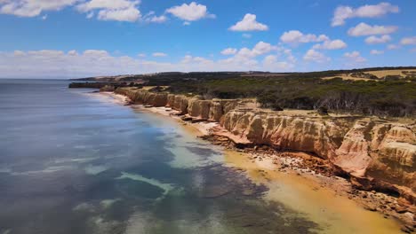Vuelo-De-Drones-Sobre-Una-Playa-Con-Rocas-Rojas,-Isla-Canguro,-Sur-De-Australia