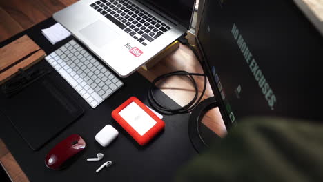 Youtubers-editing-laptop-minimal-desk-setup