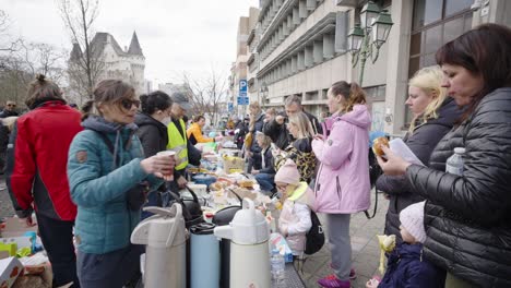 Volunteer-pours-coffee-for-Ukrainian-war-refugee
