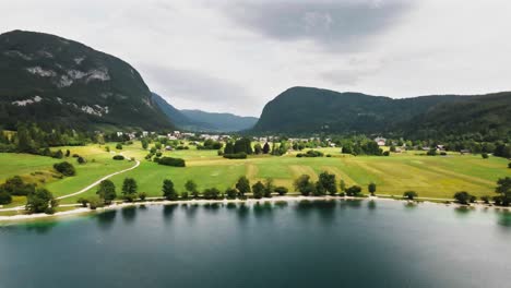 Luftaufnahme-Des-Bohinj-Sees-In-Den-Bergen,-Alpen,-Slowenien,-Reiseziel,-Unverschmutzte-Europäische-Landschaft