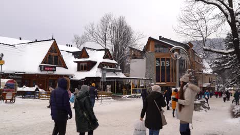 Gente-Afuera-En-La-Famosa-Ciudad-Polaca-De-Vacaciones-De-Invierno-De-Zakopane-Con-Mucha-Nieve