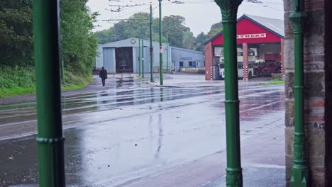 An-Einem-Regnerischen,-Nassen-Tag-Macht-Sich-Der-Arbeiter-Auf-Den-Weg-Zum-Nördlichen-Straßenbahndepot