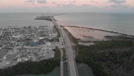 Wohnmobil-Campingplatz,-Florida-Keys,-Ohio-Key,-Reisen,-Urlaub,-Winter,-Tropischer-Sommer,-Reiseziel,-Sonnenuntergang,-Standort,-Luftdrohne