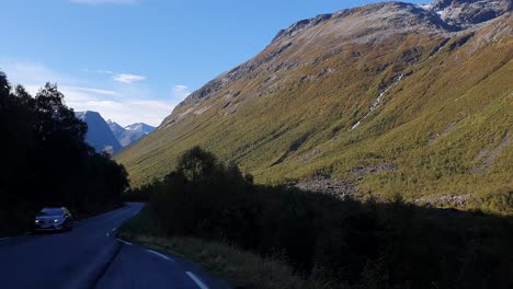 Auto-Fährt-Auf-Einer-Bergautobahn-In-Norwegen