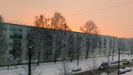 Nevadas-Navideñas-En-Capas-De-Residencias-Cerca-De-La-época-Soviética-En-Riga-Letonia