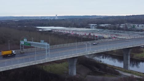 Mersey-Gateway-Puente-De-Peaje-Tráfico-De-La-Autopista-Cruzando-El-Estuario-Del-Río-Vista-Aérea-órbita-Derecha