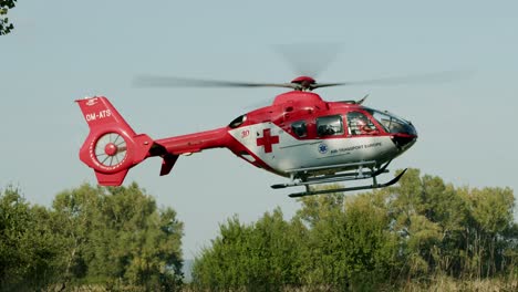 Rettungshubschrauber-Sinkt-Ab-Und-Nähert-Sich-Der-Landung---Sonniger-Tag---Zeitlupe