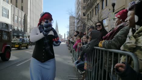 Zeitlupen-Cosplay-Ariel-Von-Little-Mermaid-Winkt-Der-Menge-Und-Hi-Fives-Zu-Afroamerikanische-Kinder-Kinder-Bei-Der-Weihnachtsparade-In-Tulsa-Stockvideo-Nr.-1