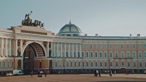 Beautiful-time-lapse-video-of-a-Palace-square-in-Saint-Petersburg,-Russia-2022