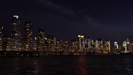 Majestätische-Skyline-Von-New-York-City-Bei-Nacht-Mit-Leuchtenden-Gebäudelichtern-Vom-Hudson-River