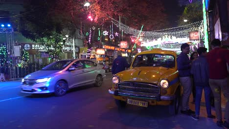Decoración-Nocturna-En-Kolkata-Durante-La-Celebración-De-Navidad-Y-Año-Nuevo-2022