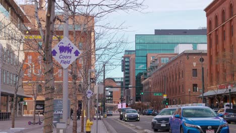 Vista-De-La-Calle-Wynkoop-Street-En-Denver-Colorado-Mirando-Hacia-El-Estadio-De-Béisbol-Colorado-Rockies