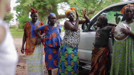 Senegal-Africano-Tocando-Jingles-Manuales-Con-Amigos-De-La-Comunidad-Familiar.